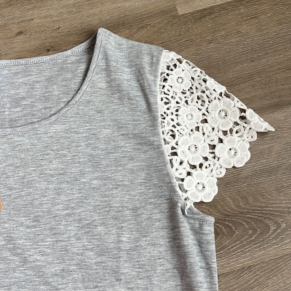 NWT ePretty Lace Cap Sleeve Shirt Size Medium - Picture 2 of 5